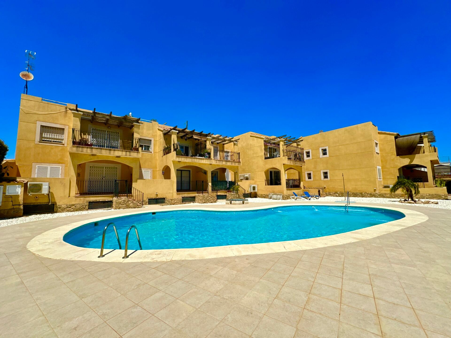 Sea view penthouse with 53m² private solarium in Palomares near the beach