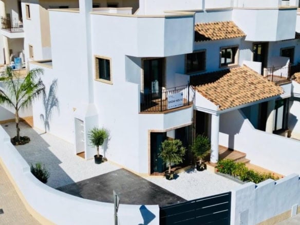 Modern new-build homes with private parking and solarium in Cox Alicante