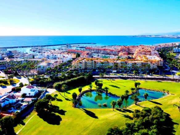 Ground floor apartment in Almerimar with large private terrace and outdoor space