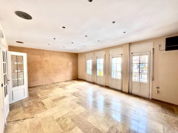 Spacious apartment for sale in Plaza Constitución Berja town centre