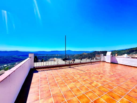 6 bedroom townhouse in Laroles Granada with terrace and garage