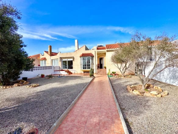 3 bedroom semi-detached house with large garden in Almerigolf Almerimar