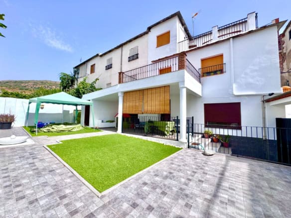 Renovated 3 bedroom house with garden for sale in Válor Granada