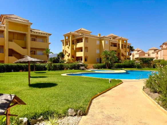 Ground-floor temporary rental at Valle del Este Golf Resort Vera with large private terrace and BBQ area